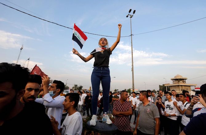 A woman chants slogans while protesting over corruption in Baghdad (Iraq, 2019). Photo: Khalid al-Mousily via Flickr