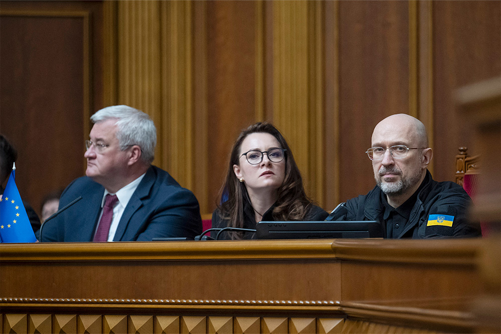 Ukrainian politicians attend a vote on the minerals deal